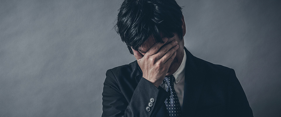 悩む男性のイメージ画像